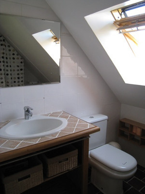 4-salles-de-bain-avec-lavabo-douche-et-wc
